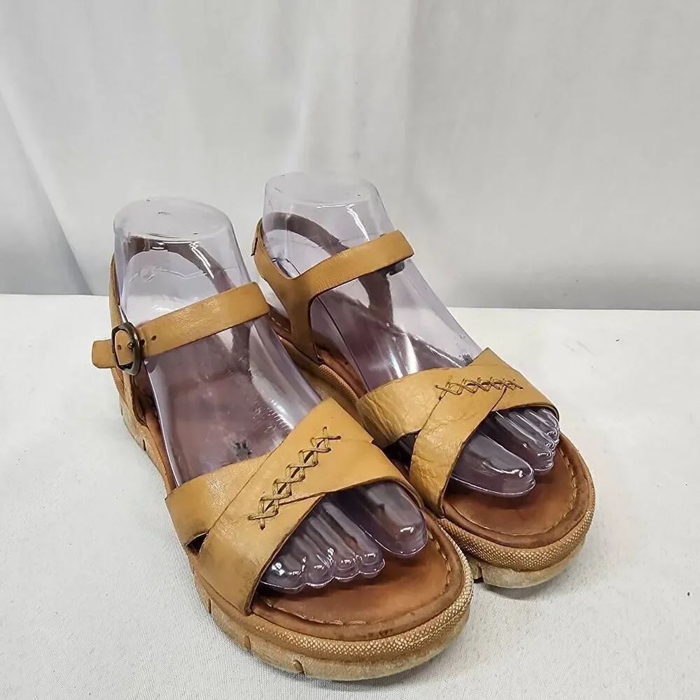 Born Women's 6 Tan Brown Leather Sandals